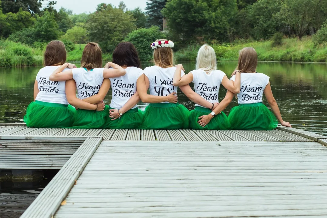 JGA-Gruppe in Team-Bride-Shirts am See