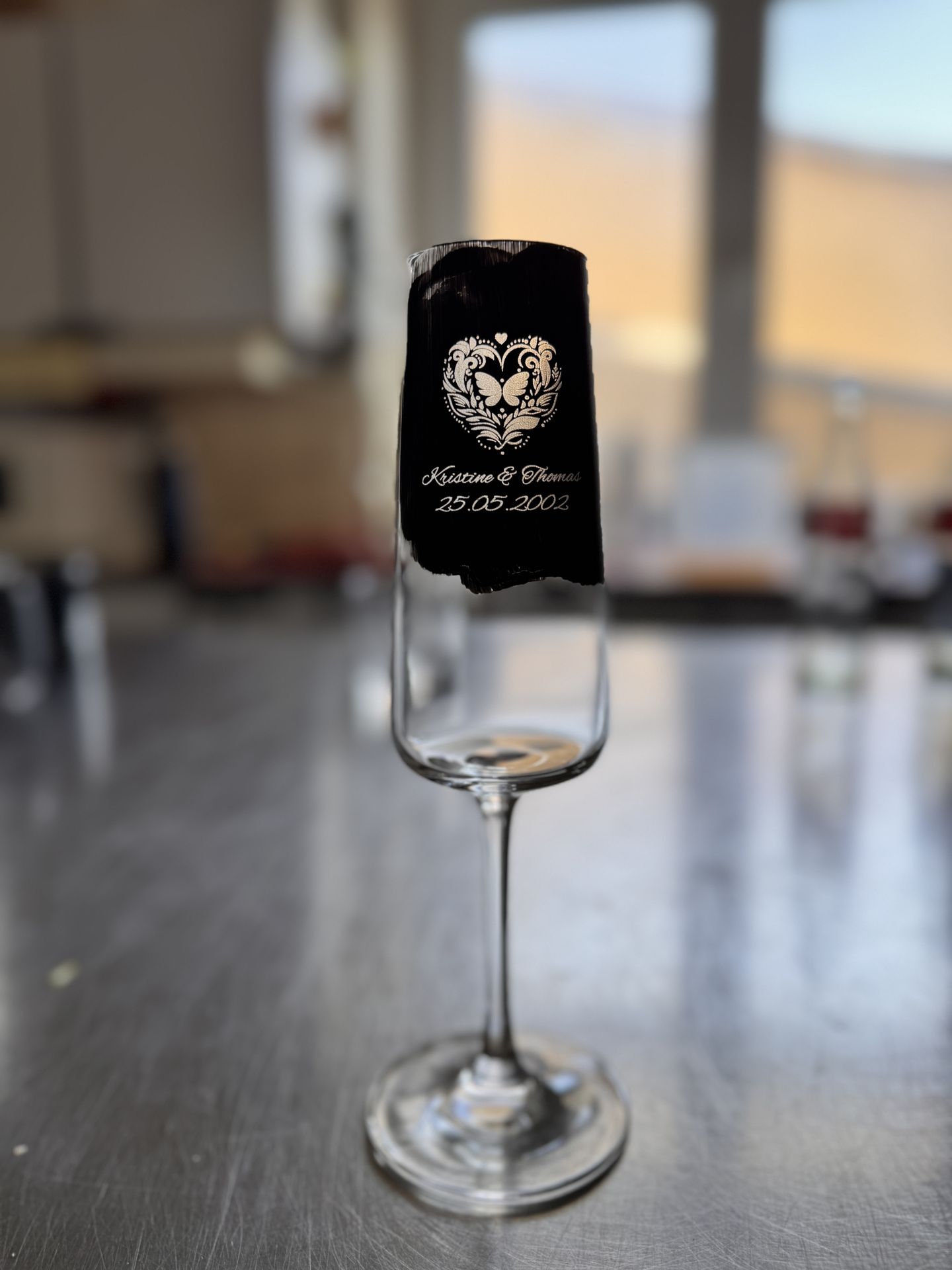 Weinglas mit graviertem Motiv