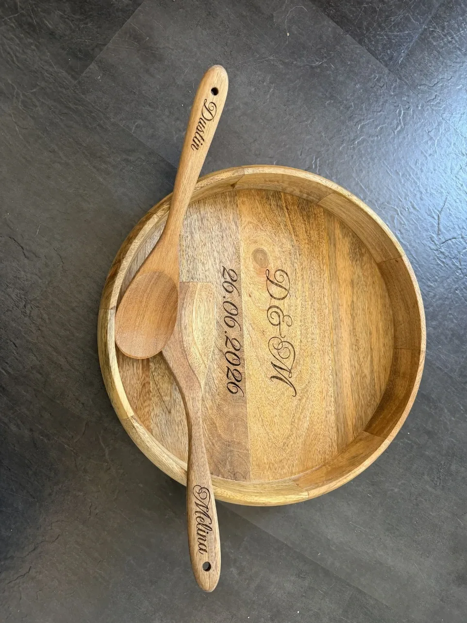 Holzschale mit graviertem Löffel