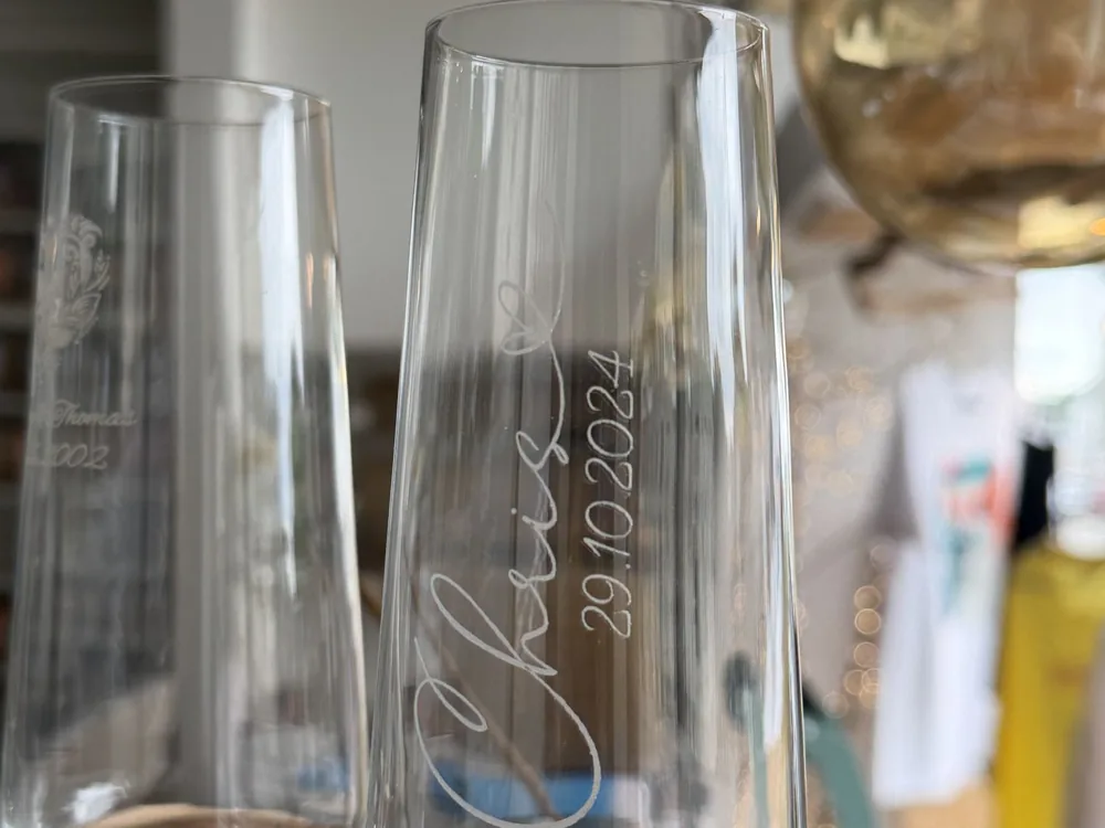 Graviertes Sektglas mit Namen und Datum in der Manufaktur
