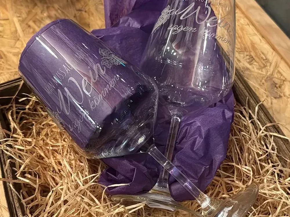 Gravierte Gläser, verpackt als Geschenkset