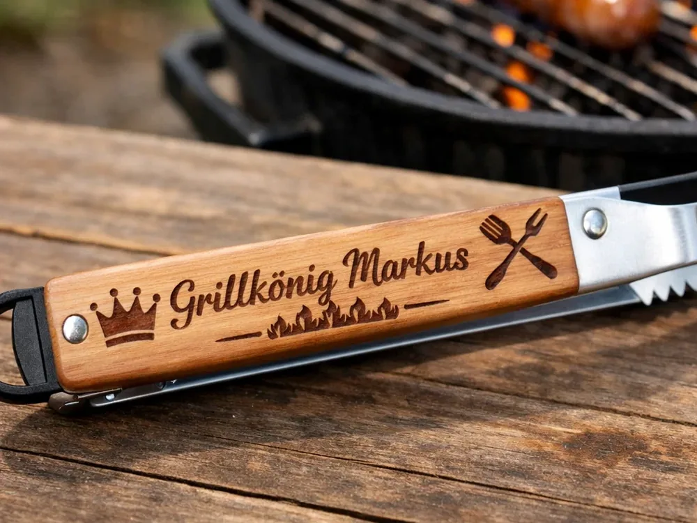 Grillzange mit graviertem Holzgriff, Name und Motiv, am Grill